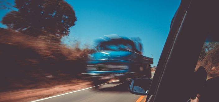 Truck som susar förbi