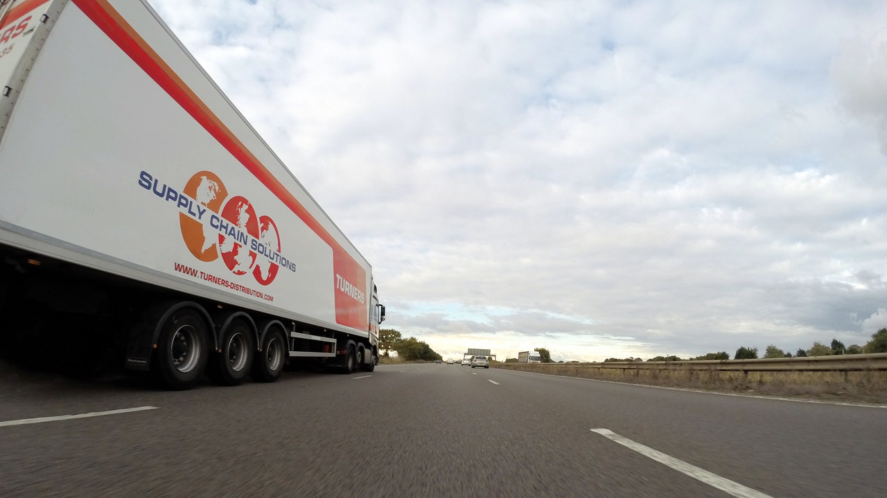 Truck på motorväg